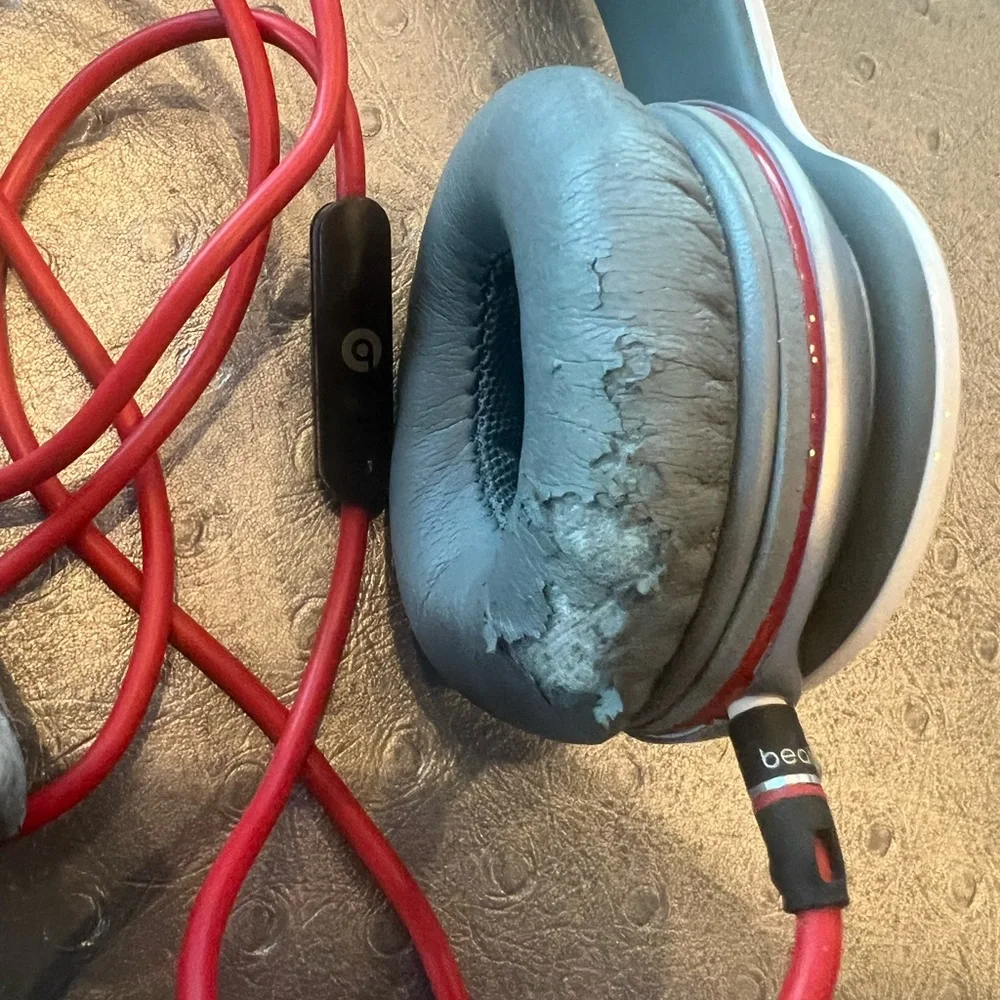 Beats brand headphones - Picture 6 of 7